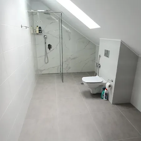 Mrs House 1 בוקרשט